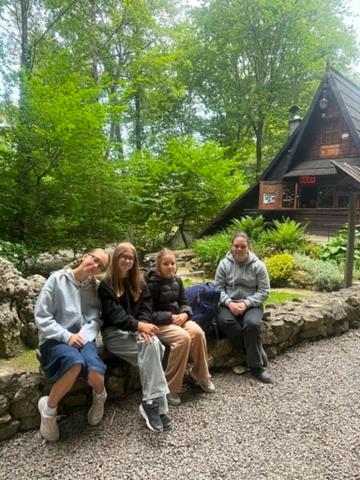 1587
