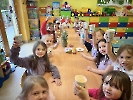 Przedszkolaki wyczarowują zdrowe soki_2