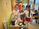 Przedszkolaki wyczarowują zdrowe soki_4
